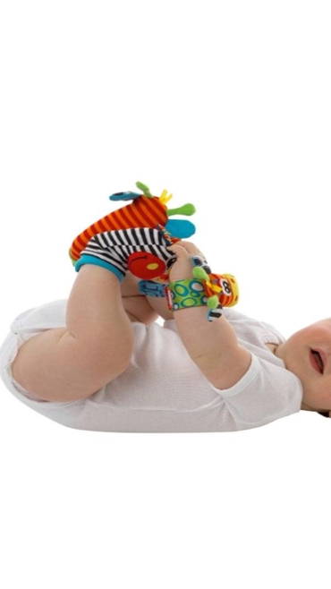 Set 2 Sosete  si 2 Bratari, cu zornaitoare, 2 pentru maini si 2 pentru picioare, Engros
